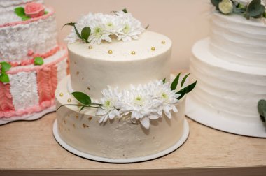 Taze çiçek aksanıyla süslenmiş Zarif Çift Katmanlı Kek.