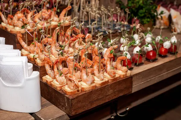 Kırsal Tahta Masada Zarif Karides Kokteyl Gösterimi.