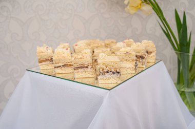 Cam tabakta nefis kremalı pastanın zarif tabakları..