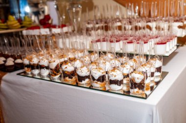 Mini Parfaits ve Cupcakes 'in yer aldığı Zarif Tatlı Masası.