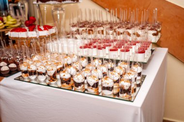 Katmanlı Zevkler ve Süslemelerle Zarif Tatlı Ekranı.