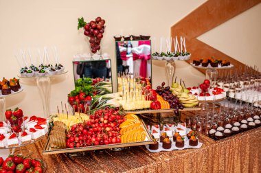 Lüks Bir Etkinlikte Gurme Şekerlemeleri ve Tatlıları Zarif Gösterimi.