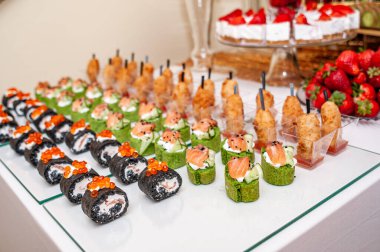 Enfes Gurme Suşi Tabağı Zarif Ayarlamalarla.