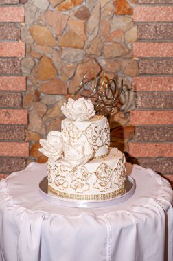Altın ve Çiçek Aksanlı Zarif Üç Katlı Düğün Pastası.