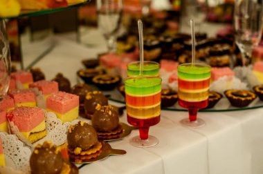 Renkli Tatlı Masası Katmanlı Jöle ve Çeşitli İkramlar.