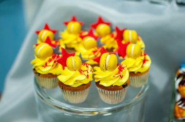 Parlak Renkli Kekler. Üstünde Makarna ve Yıldızlar var..