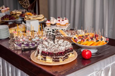 Lezzetli Tatlı Ekranı Çekici Pastalar ve Taze Meyve Dizisi.