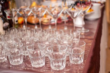 Şık Kristal Cam Dizisi Kutlama için Süpürge Masası Ayarları.