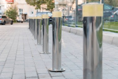 Cilalanmış Gümüş Bollards Hattı Kentsel Ayarlarda Asfalt Yol.