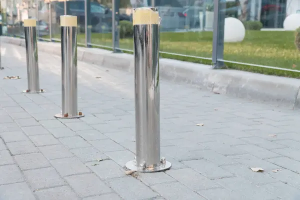 Şehir manzarasında Yumuşak Doğal Işık Altında Parlayan Parlak Paslanmaz Çelik Bolluklar.