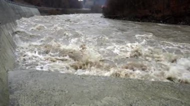 Öfkeli Sular: Çalkantılı Nehir Sahnelerinin Somut Engeller Arasında Güçlü Akışı