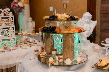 Zarif Tatlı Masası Görünümü Çeşitli Şekiller ve Dekoratif Elementler.