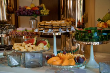 Renkli Tatlıların ve Taze Meyvelerin Lüks Büfede Enfes Gösterimi.