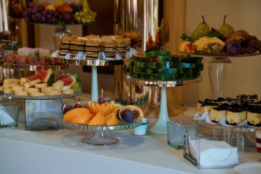 Çeşitli Gurme Tatlıları ve Taze Meyveleri Lüks Bir Etkinlikte Zarif Gösterimi.