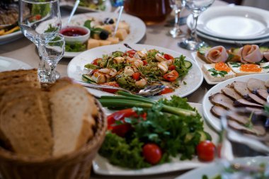 Canlı ve Enfes Gurme Tabakları Bir Yemek Masasına Yayılmış.