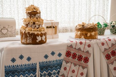 Şenlikli Masa Ayarları Üzerine Çiçek Motifleri ile Zarif Geleneksel Pastalar.