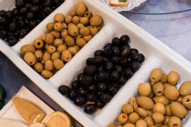 Yeşil ve Siyah Zeytinli Zeytinlikler Tabağı.