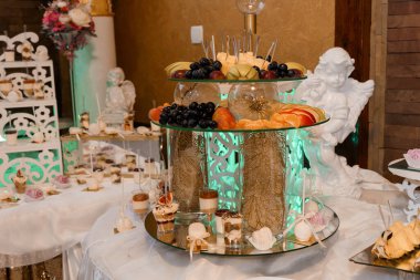 Zarif Tatlı Masası Görünümü Çeşitli Şekiller ve Dekoratif Elementler.