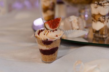 Taze İncir Toplama ile Çürük Katmanlı Tatlı Kabı.