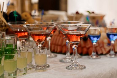 Bir Kutlama Kutlamasında Renkli Kokteyl Düzenlemeleri.