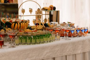 Renkli İçecekler ve İkramlarla Şenlikli Tatlı Masası.