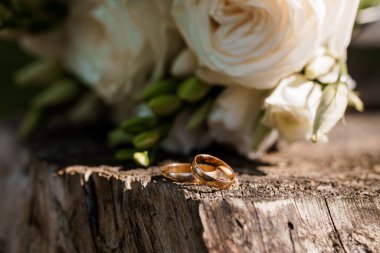 Kırsal Ormanda Çiçekli Zarif Alyanslar.