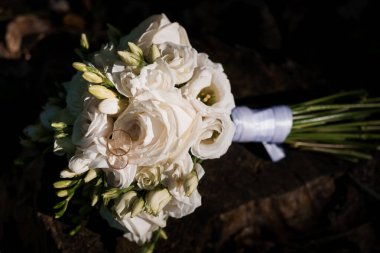 Nikah yüzüklü Beyaz Çiçek Buketi.