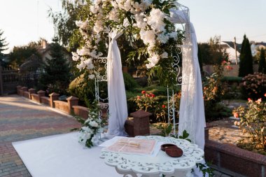 Çiçek Kemeri ve Bahçedeki Seremoni Masası ile Zarif Düğün Töreni.