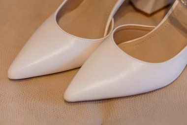 Yumuşak Bej Yüzeyde Beyaz Burunlu Yüksek Topuklar.