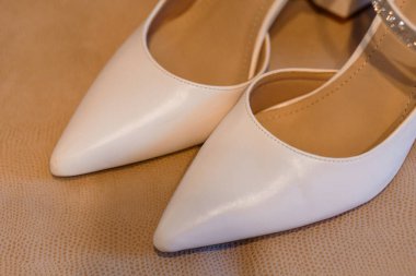 Zarif Beyaz Burunlu Topuklar Dokulu Yüzeyde.