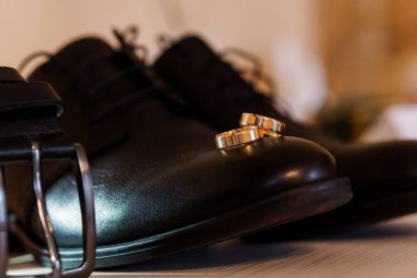 Ayakkabı ve Düğün Grupları ile Şık Düğün Aksesuarları.