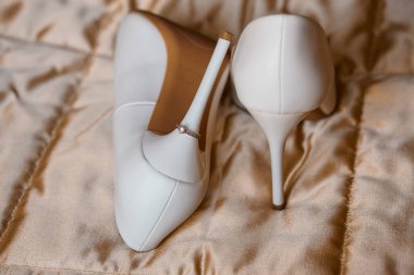 Beyaz Topuklu Beyaz Topuklar Kafes Kumaşında Yüzük.