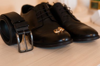 Nikah yüzüklü ve kemerli Şık Damat Giysisi.