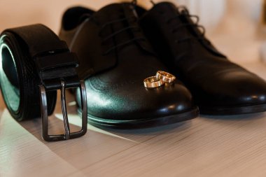 Şık Damat 'ın Ayakkabı, Kemer ve Nikah Yüzükleri.