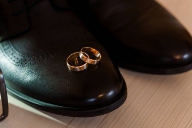 Şık Nikah Yüzükleri Klasik Siyah Elbise Ayakkabısı Üzerine Dinleniyor.