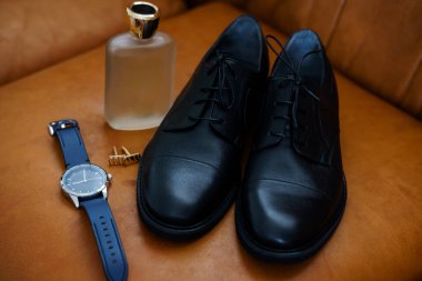 Klasik Siyah Ayakkabılar, Saat ve Köln 'den oluşan Şık Erkek Aksesuarları.