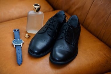 Deri Yüzeyde Gösterilen Zarif Erkek Moda Aksesuarları.