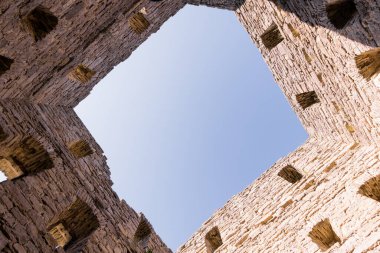 Açık Mavi Gök Tarafından Çerçevelenmiş Eski Taş Yapısı Görünümü.