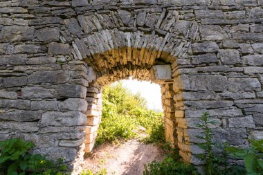 Lush Bitkisi Tarafından Çerçevelenmiş Antik Taş Kemer Yolu.