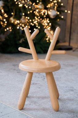 Antler Ayaklı Modern Minimalist Tahta Sandalye Etrafı Holiday Dekor ile çevrili.