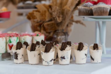 Lezzetli Tatlı Gösterimi Mini Oreo Parfaits ve Cupcakes.