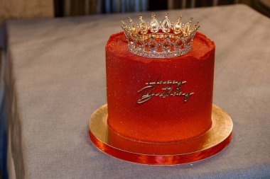 Şık Kırmızı Doğum Günü Pastası Taç Dekorasyonu.