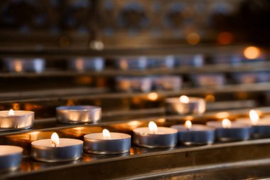 Ruhani Ayarlarda Yumuşak Parlayan Mum Işığı.