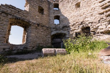 Yeşilliklerle çevrili Eski Taş Kale 'nin kalıntıları..