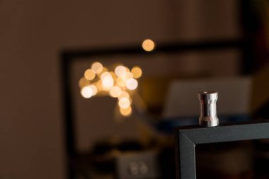 Sıcak Işıkların Bulanık Arkaplanına Karşı Gümüş Tokmağın Yakın Çekimi.