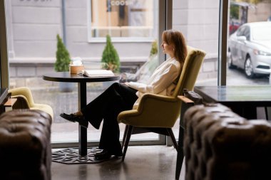 Modern Kafede Huzurlu Yansıma.