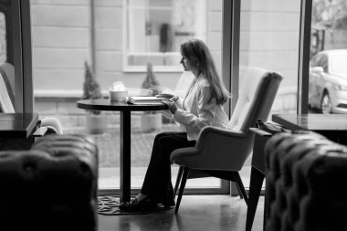 Samimi Kafe Dekorasyonunda Yansıyan Düşünceli Kadın.