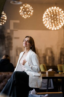 Modern Işıklandırma ile Şık Kafe 'de Zarif Kadın.