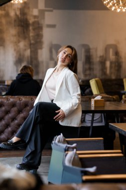 Modern Kafe 'de Zarif Kadın Pozu.