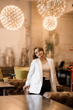 Şık Kafe 'de Zarif Kadın Sanatsal Aydınlatma Ayarları.